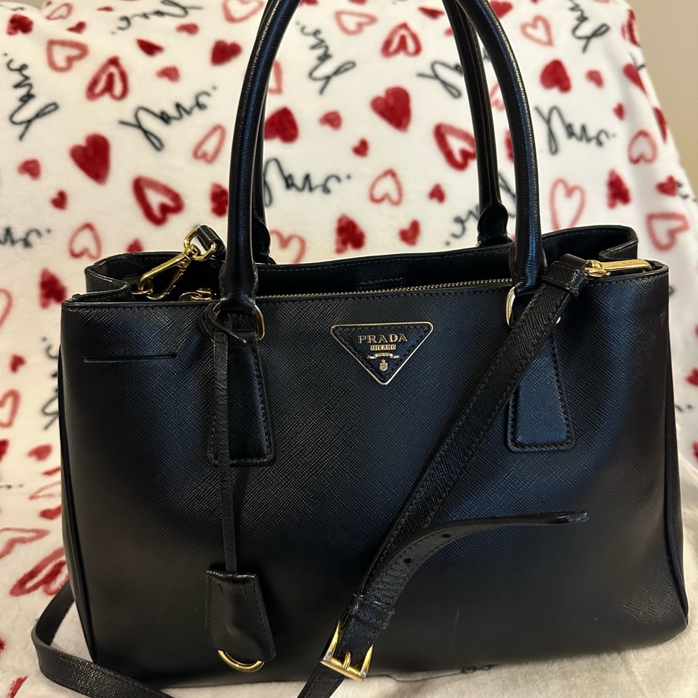 💯Authentic PRADA Saffiano lux Leather handbag/crossbody